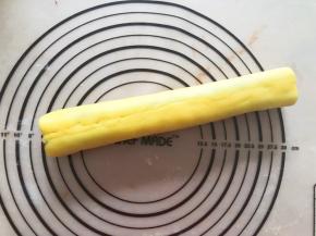 剩下的原味面团填补在周围，轻轻揉成圆柱型，放入冰箱冷冻20分钟