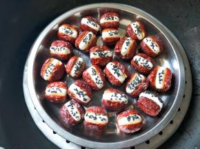 摆入盘中，放入蒸锅中蒸10分钟即可