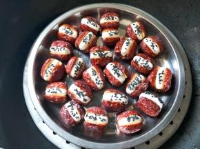 摆入盘中，放入蒸锅中蒸10分钟即可