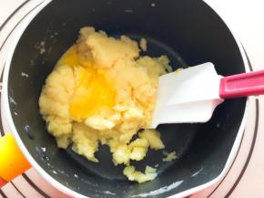 面团冷却后，分多次加入鸡蛋液搅拌（鸡蛋不一定用完，切记一定不要一次性加入）