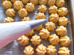 淡奶油装入裱花袋