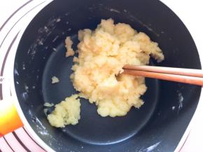 关火立即倒入低筋面粉搅拌均匀至无干粉状态