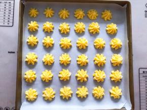 面糊装入裱花袋，挤入烤盘