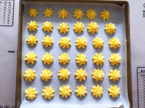 面糊装入裱花袋，挤入烤盘
