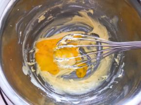 分次加入蛋液搅拌均匀