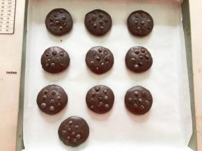 表面放上巧克力豆，轻轻按压一下