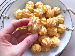 将奶油挤入泡芙即可