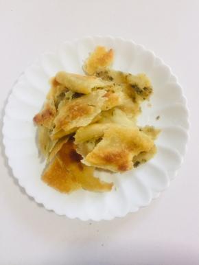 千层饼撕成小块儿备用！