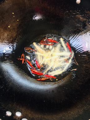 起锅烧油，放入生姜，花椒，干辣椒爆香！