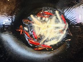 起锅烧油，放入生姜，花椒，干辣椒爆香！