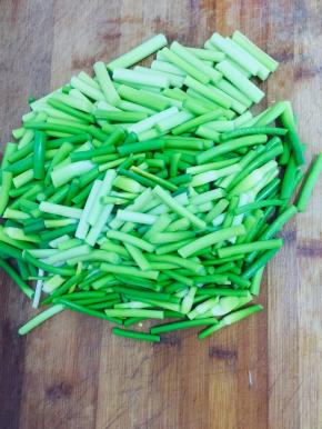 蒜苔去掉根部老的部分，洗净切成段备用！