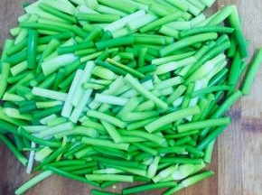 蒜苔去掉根部老的部分，洗净切成段备用！