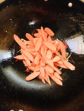 放入火腿肠翻炒均匀！