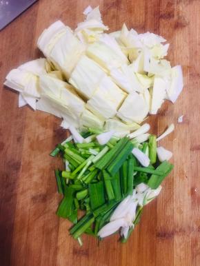 包菜洗净切成块，蒜苗切成段备用！