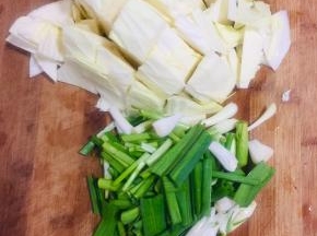 包菜洗净切成块，蒜苗切成段备用！
