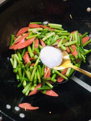 放入一勺盐翻炒均匀！