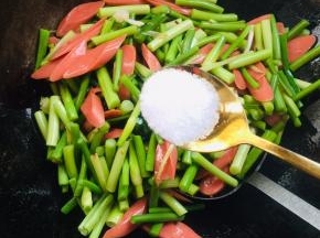 放入一勺盐翻炒均匀！