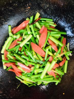 起锅前放入适量的鸡精炒匀即可！