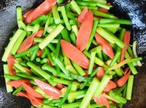 起锅前放入适量的鸡精炒匀即可！