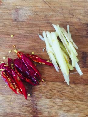 生姜切成丝，干辣椒切成丝备用！