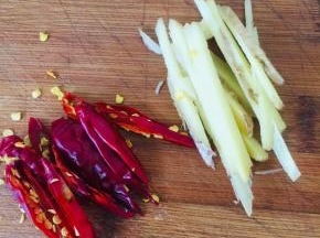 生姜切成丝，干辣椒切成丝备用！