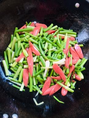 放入蒜苔翻炒片刻！