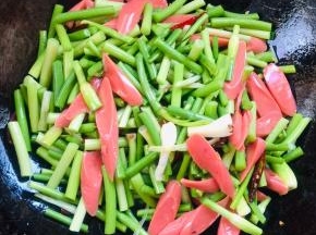 放入蒜苔翻炒片刻！