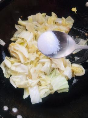 加入适量的盐翻炒均匀！