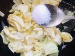 加入适量的盐翻炒均匀！