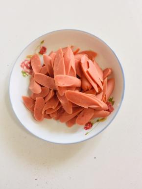 火腿肠去肠衣，切成片备用！