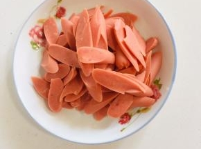 火腿肠去肠衣，切成片备用！