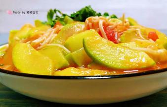 番茄炒西葫芦装入盘中