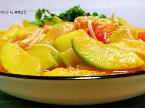 番茄炒西葫芦装入盘中