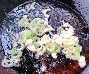 锅中倒入底油加热放入葱蒜爆香