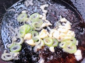 锅中倒入底油加热放入葱蒜爆香