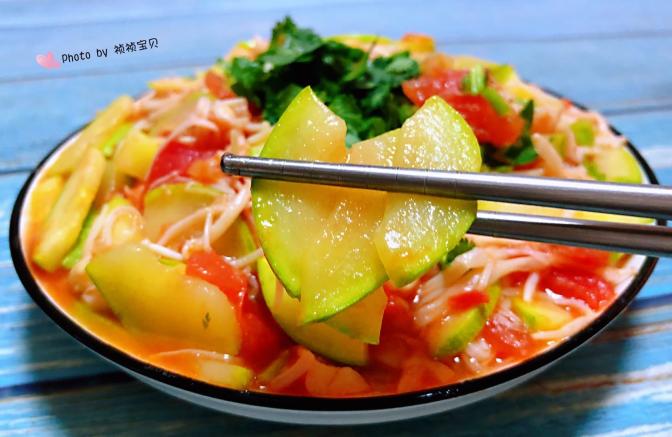 番茄炒西葫芦金针菇