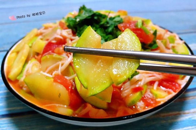 番茄炒西葫芦金针菇