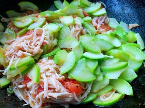 放入西葫芦同时放入盐和味精翻炒调味均匀