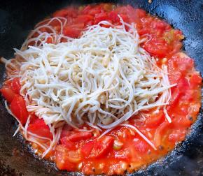 放入金针菇大火快速翻炒