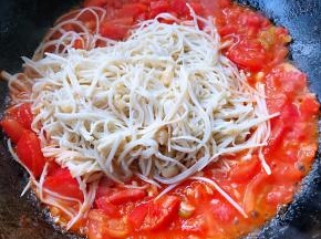 放入金针菇大火快速翻炒