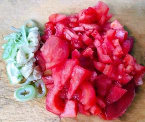 番茄和葱、蒜洗净切好备用