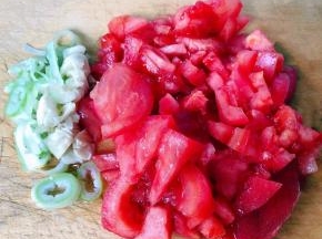 番茄和葱、蒜洗净切好备用