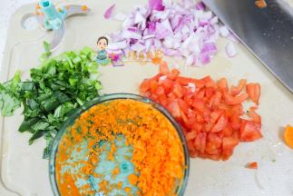 把所有的材料全部切碎备用