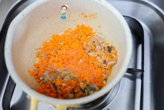 锅里放少许油加入猪肉炒一下然后加入胡萝卜翻炒