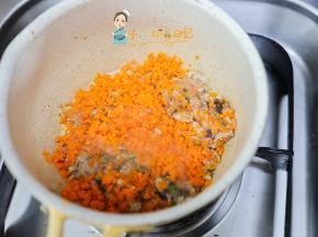 锅里放少许油加入猪肉炒一下然后加入胡萝卜翻炒
