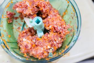 这个是猪肉切碎，稍微加一点肥肉吃起来会更美味