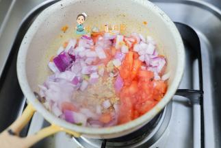 继续加入番茄丁跟洋葱丁