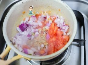继续加入番茄丁跟洋葱丁