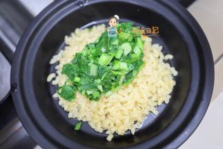 意大利面提前用水泡软10-30分钟这样更容易煮，青菜一起煮熟，最后淋上番茄肉酱即可