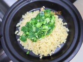 意大利面提前用水泡软10-30分钟这样更容易煮，青菜一起煮熟，最后淋上番茄肉酱即可